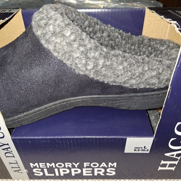 A pair of Haggar men's size large memory foam slippers. Black with diamond print - Picture 3 of 6
